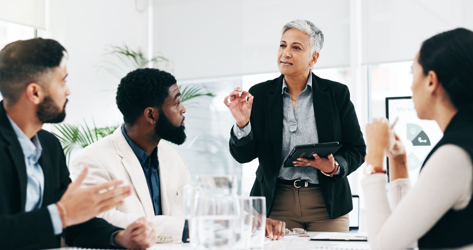 Presentación, coaching y encuentro con empresaria y tablet para investigación, formación y gestión de proyectos. Idea, estrategia y análisis de datos con el ceo y la gente de la oficina para el gráfico de lluvia de ideas