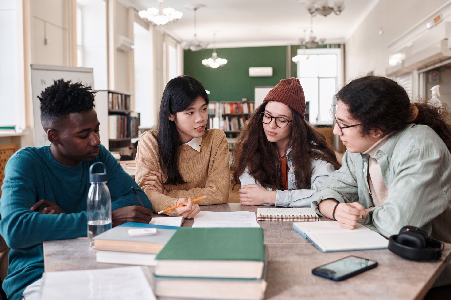 Grupo multiétnico de estudiantes discutiendo proyecto