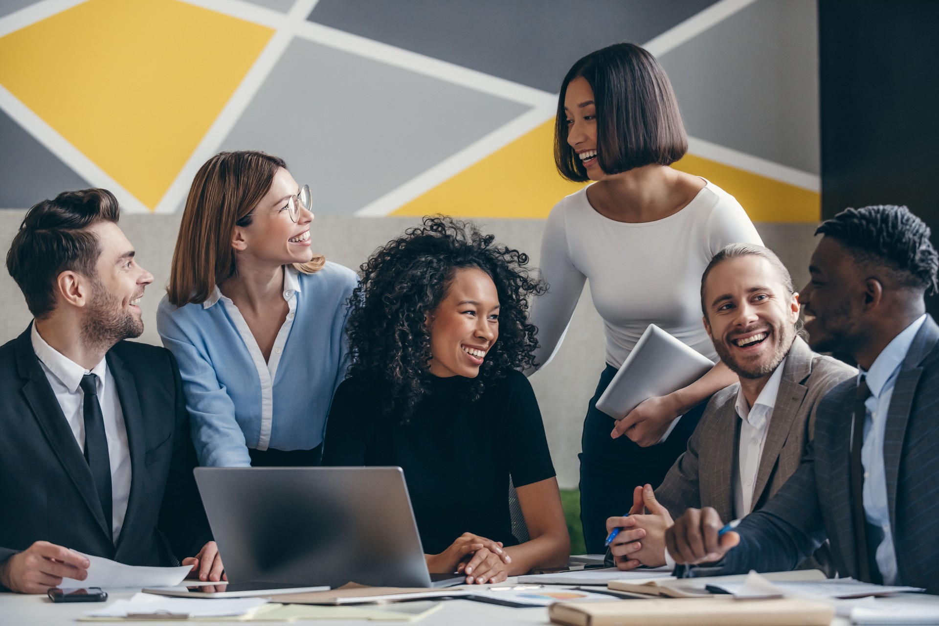 Estrategia de planificación del equipo de negocios jóvenes y felices mientras trabajan juntos en la oficina moderna
